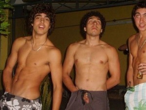 Caio e dois amigos são fotografados em poses provocantes