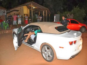 Camaro no momento da abordagem pela Polícia