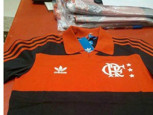 O Flamengo relançou uma das camisas utilizada pelo clube nos anos 80. O modelo usado por Zico e companhia já chegou à rede de lojas oficiais \
