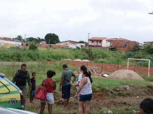 População impede construção irregular em campo de futebol no Morada Nova
