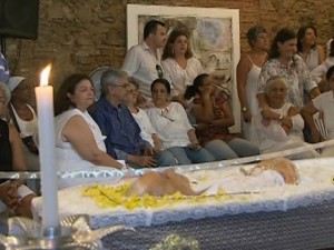 Familiares  velam o corpo de Dona Canô