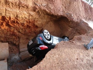 Carro dentro do buraco onde sofreu o acidente
