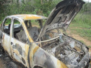 O carro foi queimado bem próximo ao local onde foi roubado