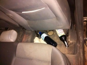 Garrafas de bebidas encontradas no carro do vigário