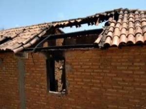 casa com o teto queimado em Oeiras: dono tem problemas mentais