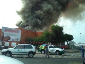 Um incêndio de grandes proporções destuiu a Casa das Linhas do bairro Joquéi Clube, em Teresina.