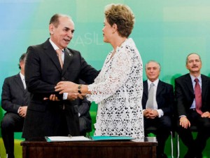 Marcelo Castro recebe o cumprimento da presidente Dilma