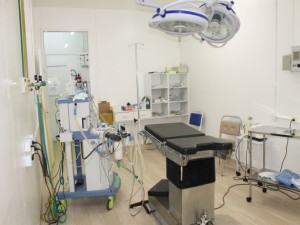 Sala especializada para a realização de cirurgias neonatais na Evangelina Rosa.