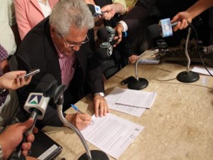 O então prefeito Elmano Ferrer assina documento