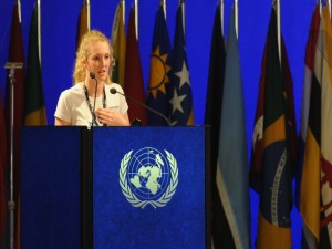 A estudante neozelandesa Brittany Trilford discursa perante chefes de Estado de todo o mundo na conferência