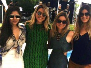 Danielle Cunha (segunda a partir da direita) com amigas