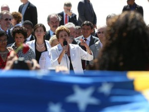 A presidente Dilma Roussef discursa ao deixar o Palácio do Planalto