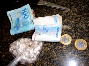 Drogas e dinheiro apreendidos na operação da PM
