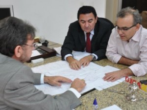 Governador Wilson Martins, diretor-geral do DER-PI, Severo Eulálio, e o prefeito de Teresina, Firmino Filho