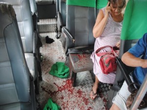 A van ficou cheia de sangue e os passageiros em choque