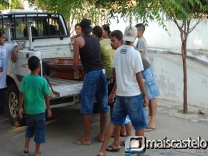 Familiares levam o caixão com a criança para ser velada