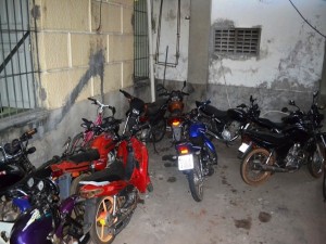 Motos apreendidas são encaminhadas à delegacia
