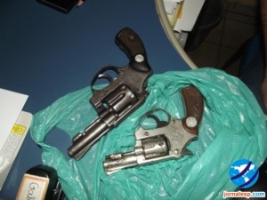 Armas do idoso encontradas pela PM em Esperantina