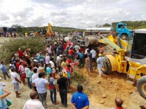 Curiosos observam o caminhão virado no Piauí
