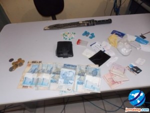Droga, arma e dinheiro apreendidos com acusados de tráfico