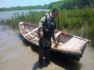 Policial procura arma escondida na canoa