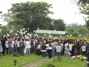 Familiares, amigos e curiosos soltam balões e aplaudem  Daniela, no último adeus à grávida de 9 meses morta covardemente em São Paulo