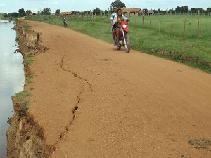 A força das águas está destruindo a estrada em Joca marques
