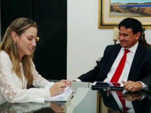 Diretora-geral do Iaspi, Daniele Aita, com o governador Wellington Dias