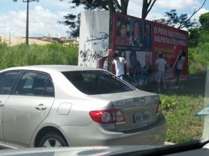 Grupo estaciona o Corola e rasga cartazes que critica políticos da oposição