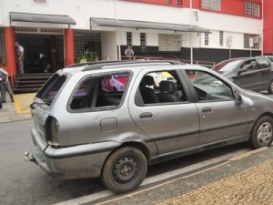 Mulher quebrou o carro que havia comprado com o marido
