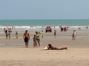 Turistas na Praia de Atalaia, em Luís Correia