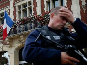 Policial francês deixa o local onde o padre foi degolado por extremistas do Estado Islâmico
