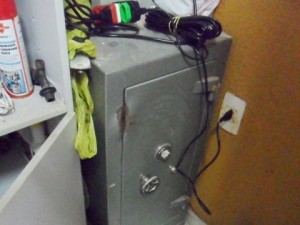 O cofre foi arrombado