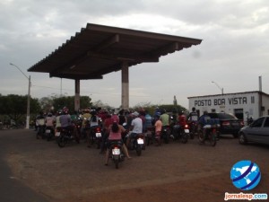 Motoristas e motociclistas fazem filas para conseguir gasolina em Esperantina