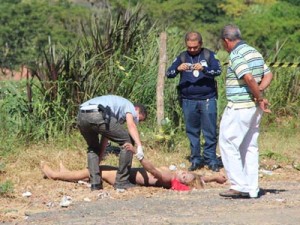 Peritos examinam cadáver de Makelly Castro