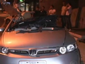 O Honda Civi da vítima ficou sem parte do teto após colisão