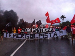 Em todo o país, os manifestantes bloqueiam vias e afirmam que não vão permitir um golpe contra Dilma.