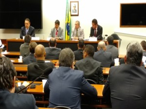 Governador reúne-se com prefeitos e deputados piauienses.