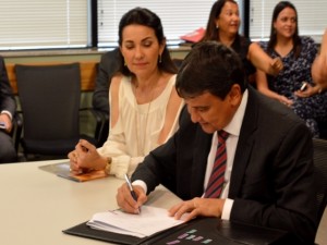 Wellington assina contrato com o Banco Mundial.