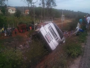 Caminhão virado e carga saqueada na região de Picos