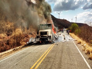 Caminhão pegou fogo na rodovia na subida da chapada em Simões