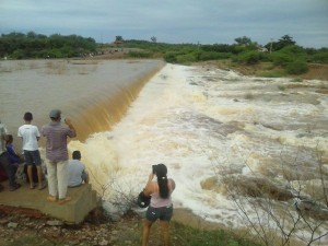 Espetáculo. O açude Ingazeira de Paulistana já sangrou