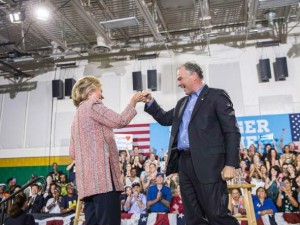 Hillary Clinton escolheu o senador Tim Kaine como vice na chapa democrata