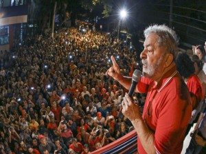 Referência de Lula a Temer foi feita em meio a alusões pela democracia e contra o que os manifestantes chamam de golpe contra o governo.