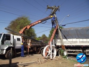 caminhão da Eletrobras recoloca o poste em Esperantina