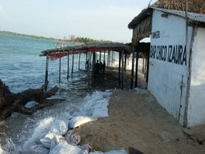 Mar está invadindo bares na Praia de Macapá, no Piauí