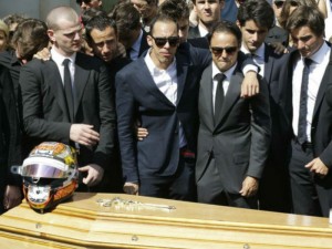 Jules Bianchi funeral Felipe Massa - AP (Foto: AP) Pastor Maldonado e Felipe Massa choram copiosamente no funeral de Jules Bianchi