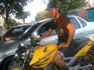 Josenaldo, de 26 anos, com a moto que usava no momento do crime