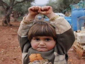 Foto de menina síria com as mãos para o alto choca o mundo