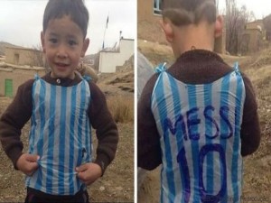 Garoto que usa a camisa de sacolas com o nome de Messi é do Afeganistão